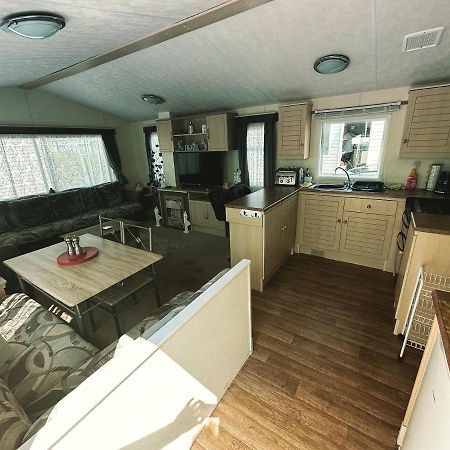 Caravan To Hire Lyon'S Robin Hood Rhyl Exterior photo
