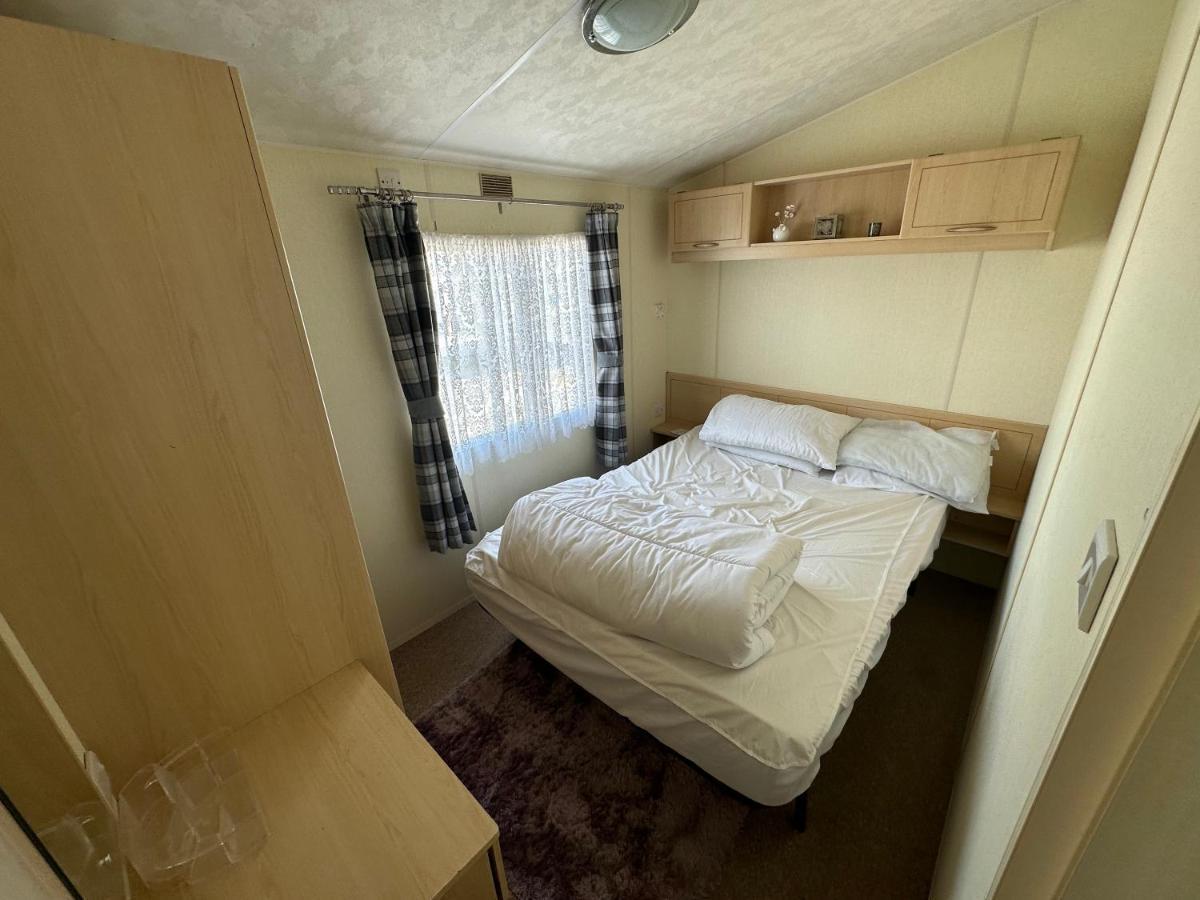 Caravan To Hire Lyon'S Robin Hood Rhyl Exterior photo